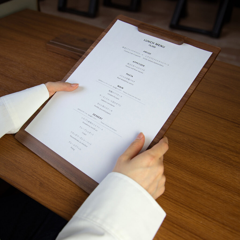 木製サインホルダーメニューとしても使用可能