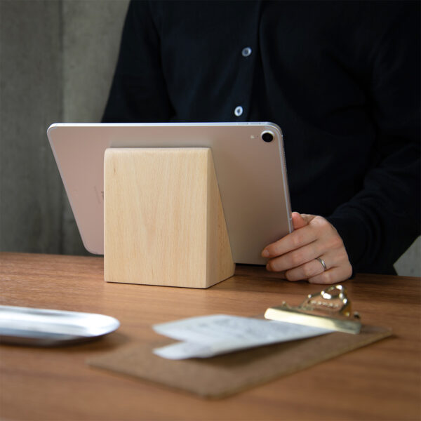 木のぬくもりで空間を整える 木製タブレットスタンド