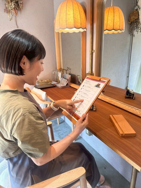 空間の雰囲気を ふわりと 整える 木製サインホルダー｜おしゃれな店舗